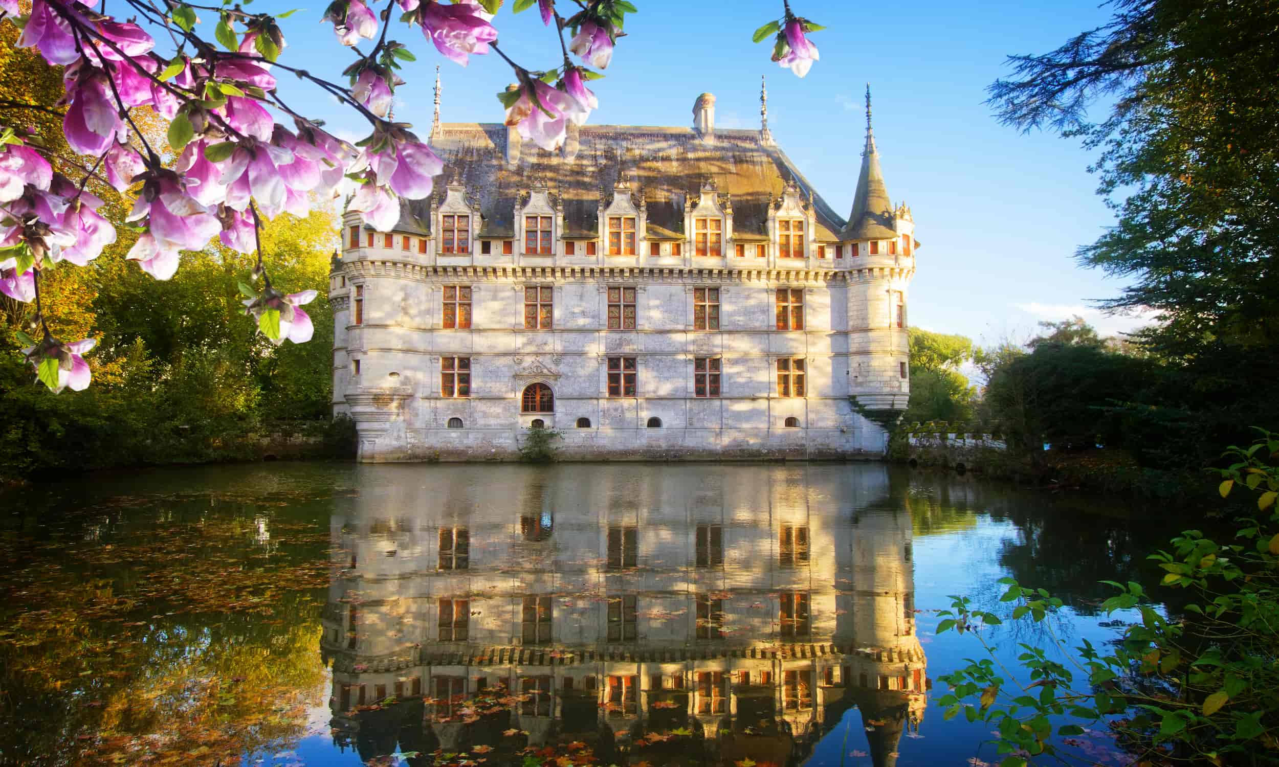 chateau-france-reflet-floraison-printemps Château français au bord de l'eau au printemps