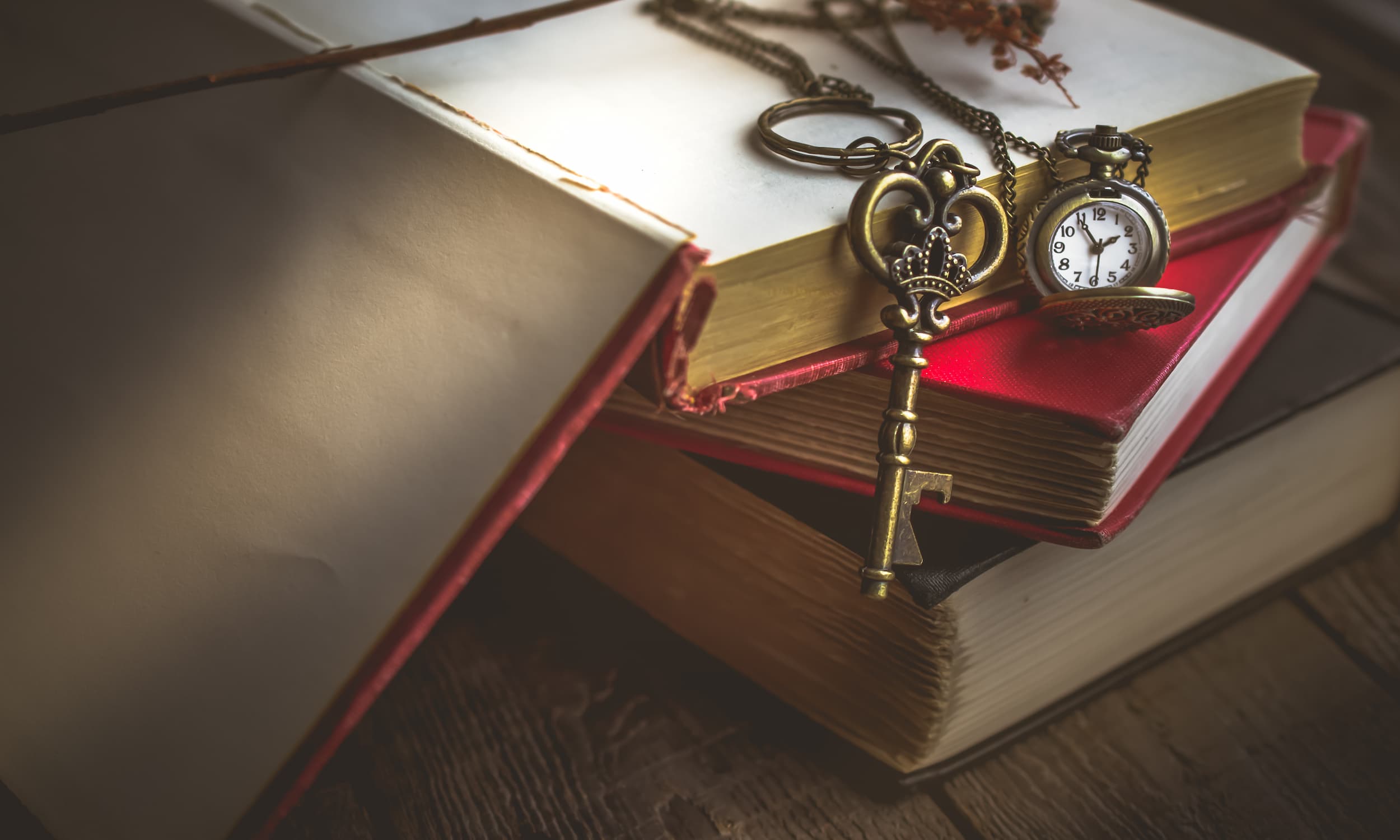 temps-cle-montre-livre-ancien-bureau Vieux livre et clé ancienne pour illustrer l'histoire des transactions viagères