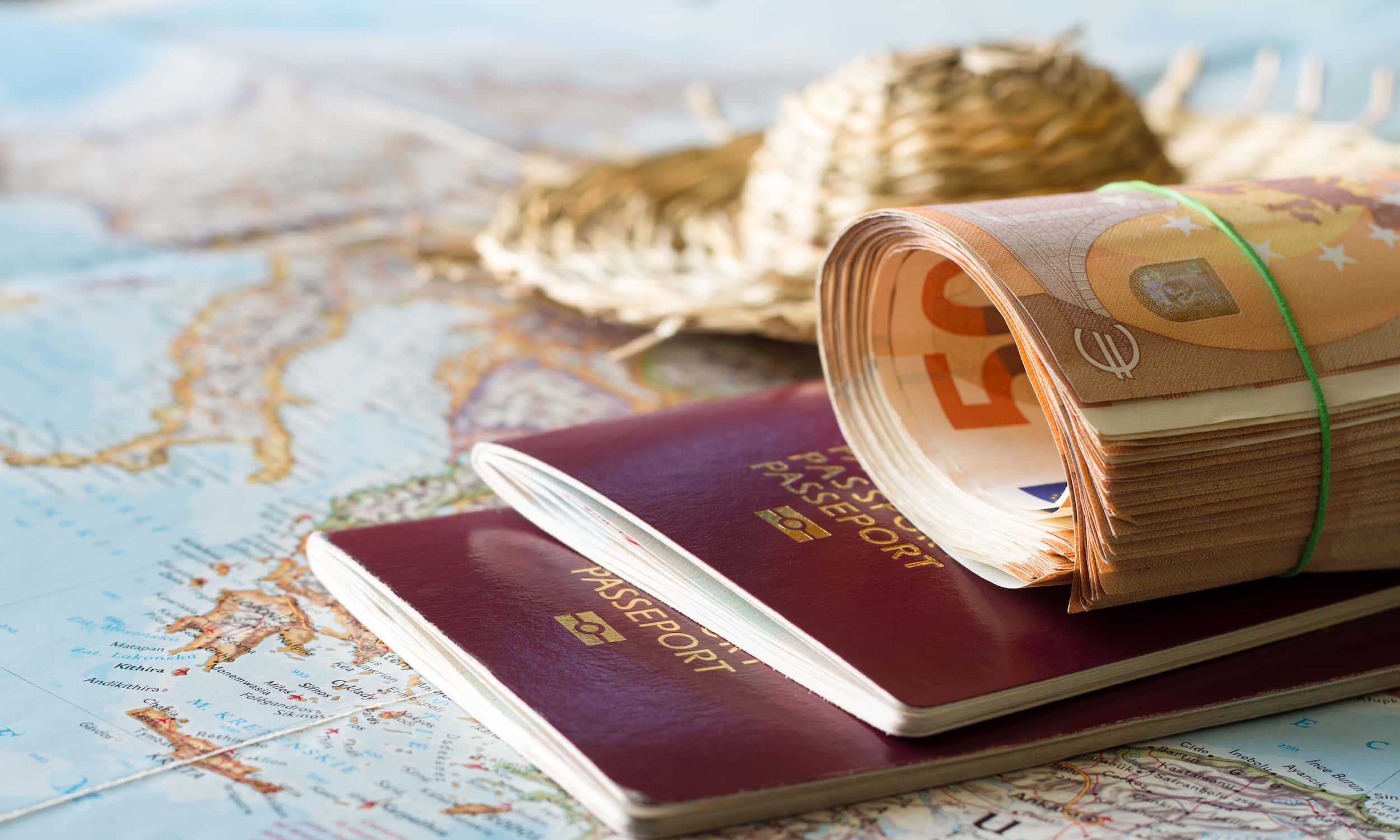 voyage-vacances-euros-passeport-carte-revenus Passeport, billets en euros et carte du monde